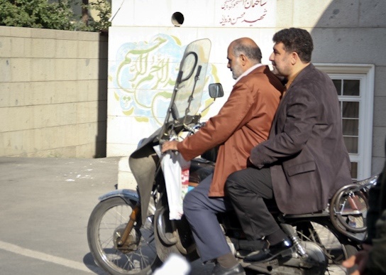 عکس سعیدحدادیان و حسین الله‌کرم سوار موتور در راه همایش وحدت