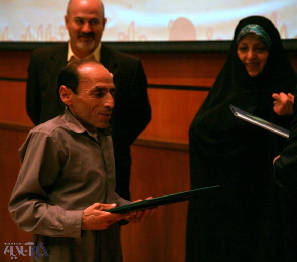 مراسم قدردانی از احمد عزیزی در حضور معصومه ابتکار مراسم قدردانی از احمد عزیزی در حضور معصومه ابتکار