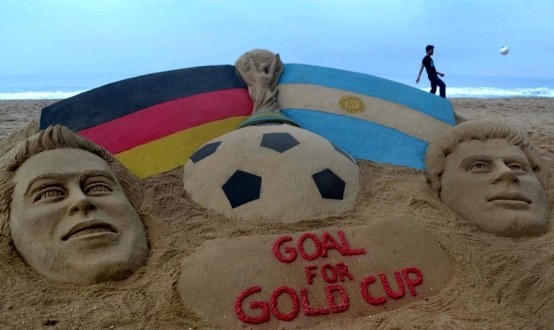 هنرنمایی یک هندی در کنار دریا در آستانه فینال جام جهانی/این واقعا مسی است؟ 1