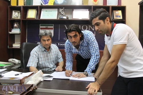 مهدی رحمتی در حال امضای قرارداد با پیکان