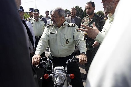 فرمانده کل پلیس، سوار بر موتورسیکلت