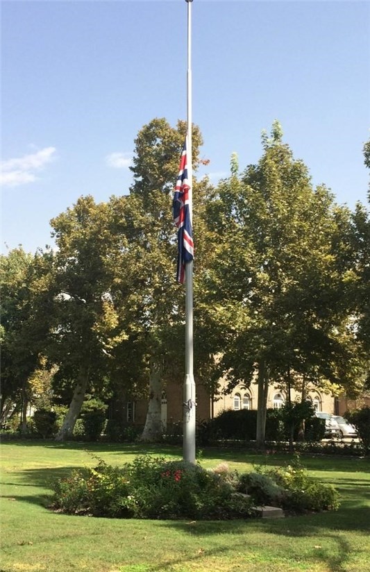 پرچم سفارت انگلیس به یاد قربانیان منا نیمه‌افراشته شد