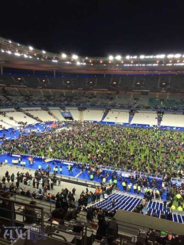 هجوم تماشاگران بازی فرانسه-آلمان به داخل زمین / خبر حملات تروریستی همه را غافلگیر کرد / عکس