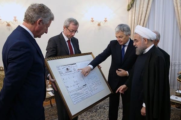 سندی که وزیر خارجه بلژیک به روحانی نشان داد/ عکس