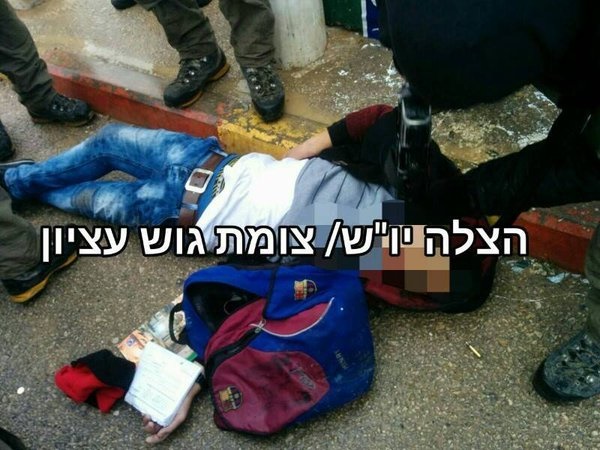 یک فلسطینی به خاطر همراه داشتن یک کیف مدرسه ای کشته شد/ عکس