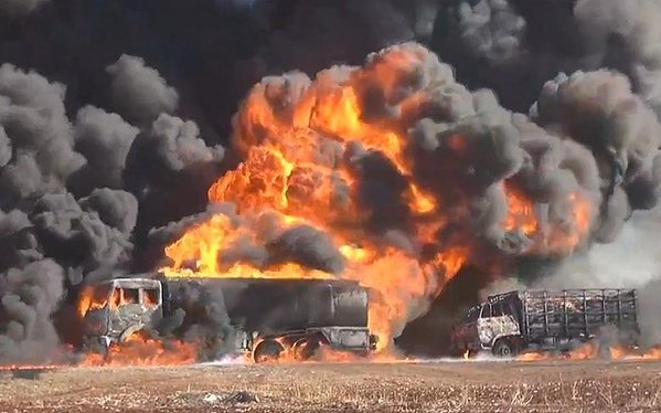 تصویری از تانکر نفت داعش که شکار جنگنده های روس شده اند