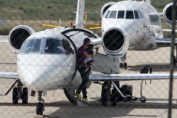 رونالدو به همراه پسرش از هواپیمای شخصی خود پیاده می‌شود