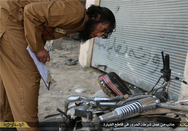 مامور راهنمایی و رانندگی داعش درحال برآورد خسارت در صحنه تصادف/ عکس