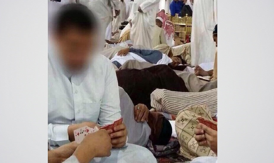 عکس ورق‌بازی برادران سعودی در مسجد النبی(ص) جنجال آفرین شد