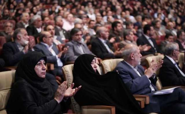 حضور همسران ظریف و فریدون در مراسم تجلیل سازمان های مردم نهاد از مذاکره کنندگان/ عکس