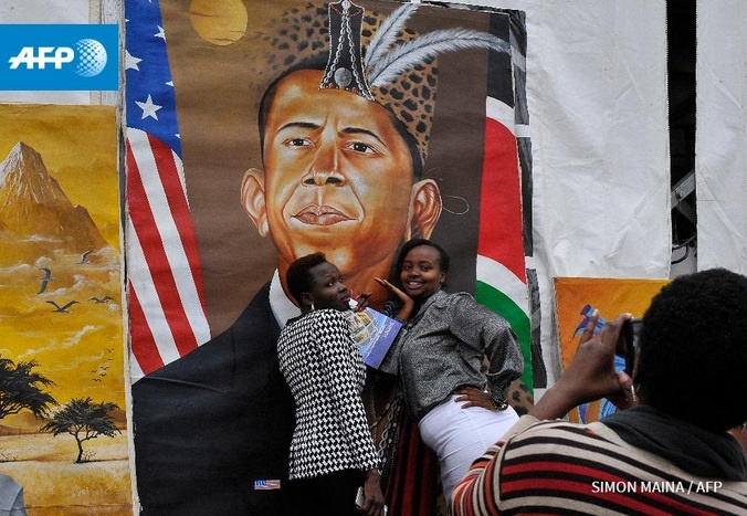 عکس یادگاری گرفتن کنیایی‌ها با تصویرِ اوبامای تاج دار
