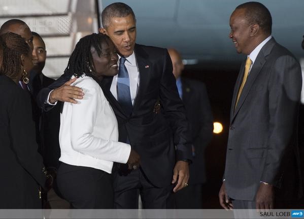 اوباما در کنار خواهر ناتنی‌اش در فرودگاه کنیا/عکس