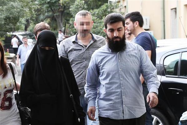 عکسی از ابوحنظله فرمانده داعشی در کنار همسرش که در استانبول دستگیر شدند