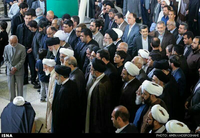 احمدی نژاد در حاشیه مراسم تشییع آیت الله خزعلی، عکس یادگاری می گرفت؟