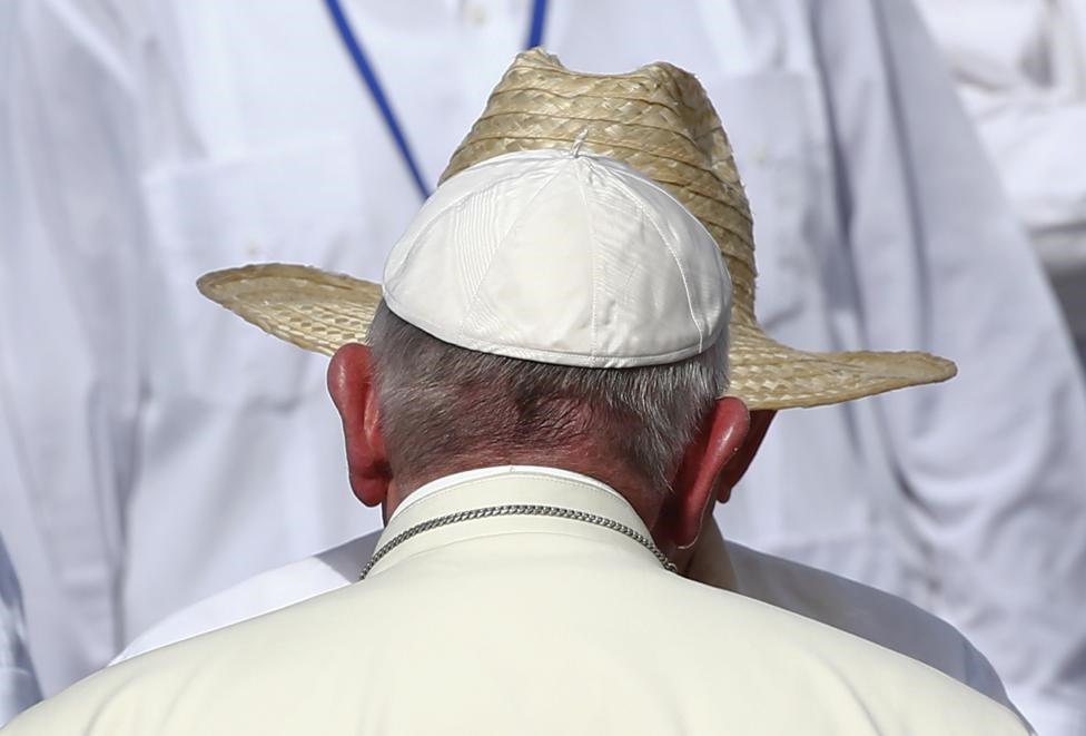 چهره به چهره؛ کلاه به کلاه/ تصویری از دیدار پاپ با رائول کاسترو