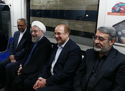 تصویری از لبخند روحانی و رقیب انتخاباتی اش
