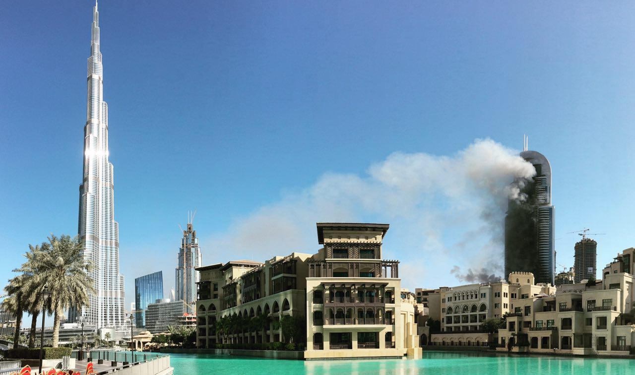 مهار آتش سوزی هتل ۶۳ طبقه در دبی پس از ۱۸ ساعت هنوز ادامه دارد/ عکس