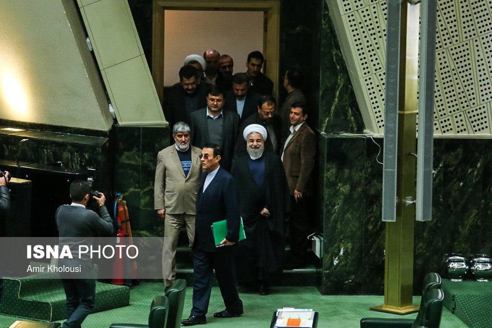 عکس | لحظه‌ای که روحانی با لبخند در کنار مطهری وارد مجلس شد