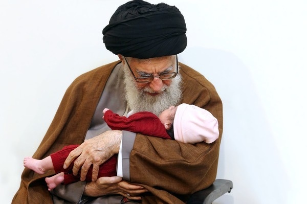 عکس| اذان گفتن رهبر انقلاب در گوش یک نوزاد