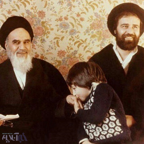 امام خمینی (ره) در کنار سید احمد خمینی