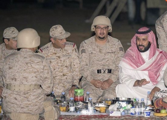 افطار پسر ملک سلمان با نظامیان سعودی/عکس