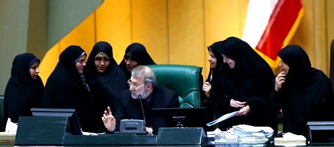 عکس | تجمع نمایندگان زن مجلس دور صندلی علی لاریجانی