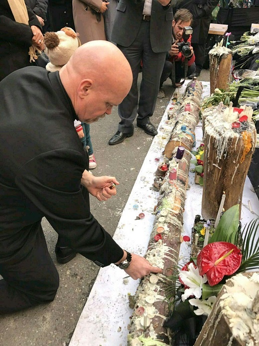 عکس | نماینده سازمان ملل در تهران به جان باختگان حادثه پلاسکو ادای احترام کرد