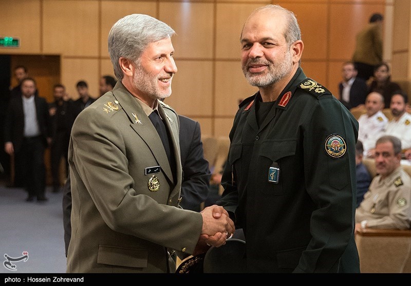 تصویری از رویارویی و خوش‌وبش وزرای دفاع احمدی‌نژاد و روحانی