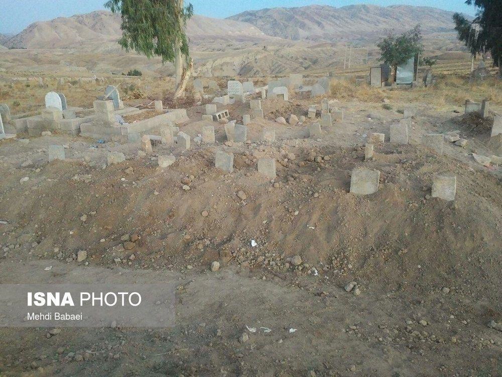 محل دفن 12 نفر از اعضای یک خانواده زلزله‌زده در ازگله / عکس - خبرآنلاین
