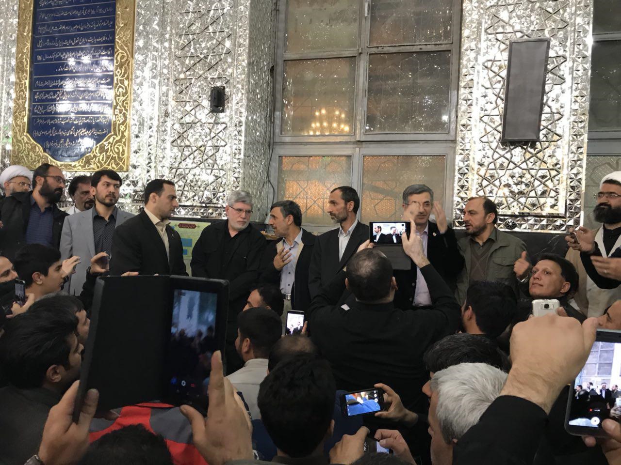 عکس| دیدار مجدد احمدی‌نژاد با بقایی در بست‌نشینی/دولت بهار مدعی برخورد لباس شخصی‌ها با آنان شد