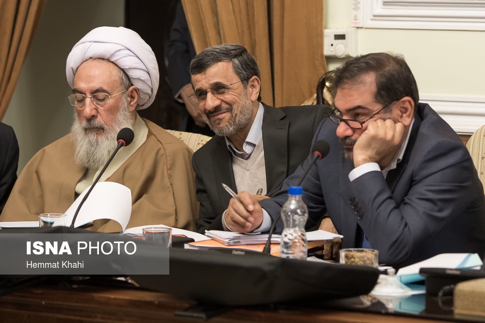 محمود احمدی‌نژاد در جلسه مجمع به چه می‌خندید؟ /ماجرای یک عکس معروف