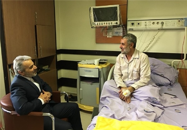 عکس| عیادت معاون روحانی از یکی از حامیان پیشین احمدی‎نژاد