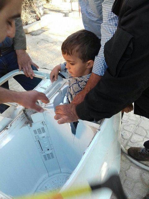 عکس | نجات کودک گرفتار در ماشین لباسشویی در یاسوج