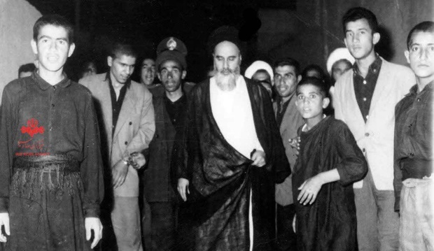 تصویری دیده نشده از حضور امام خمینی در یک دسته عزاداری