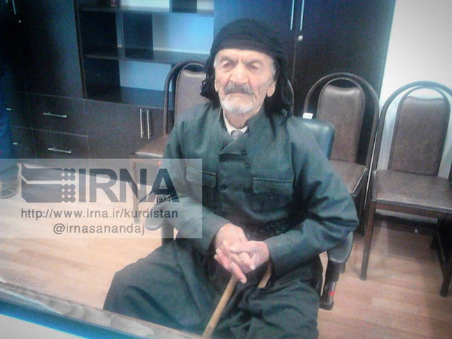 ثبت‌نام پیرمرد ۱۰۷ ساله همراه با همسرش در انتخابات شوراها/ عکس