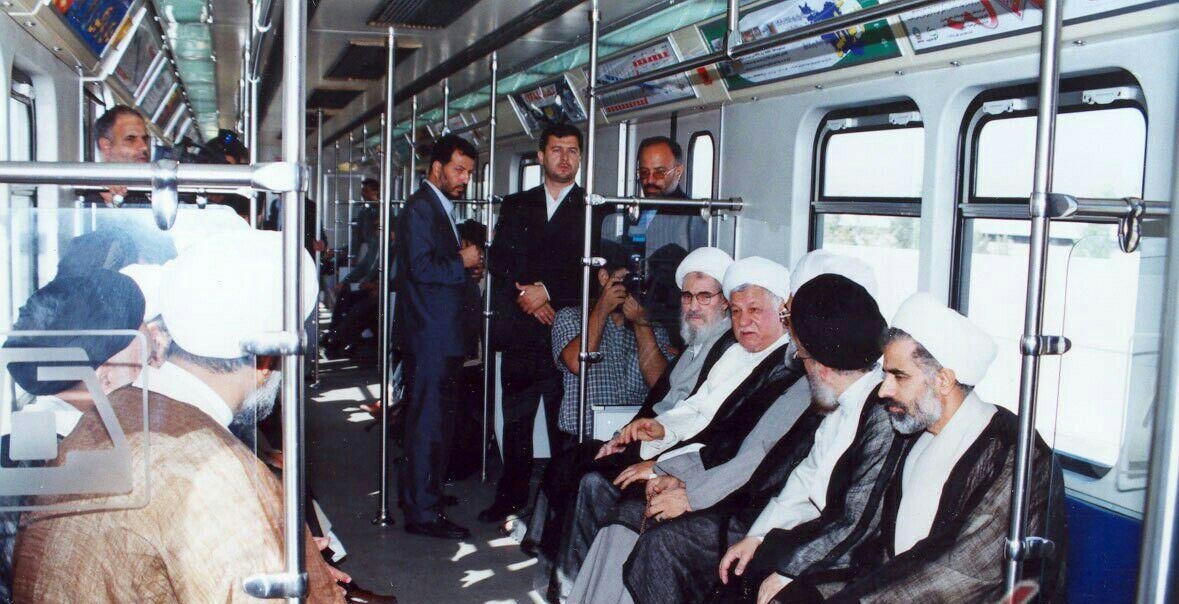 تصویری کمتر دیده شده از آیت‌الله هاشمی در متروی تهران