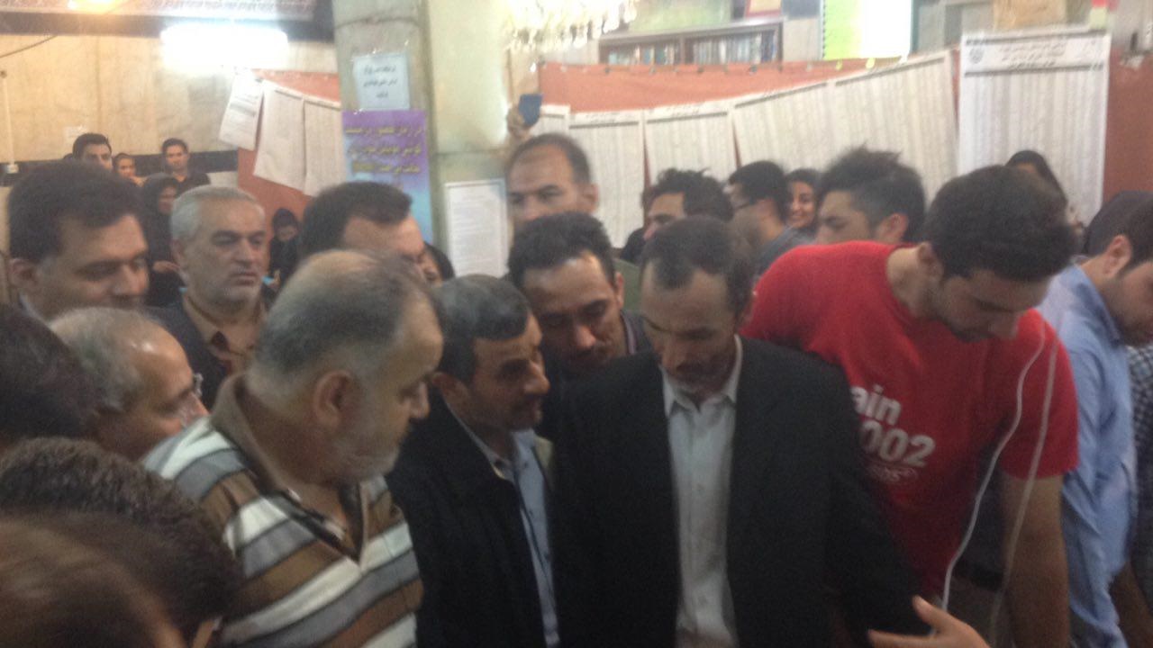 عکس| محمود احمدی‌نژاد در صف رأی‌گیری