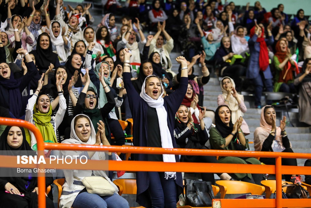 ماجرای زنان ایرانی تماشاگر والیبال؛ نمایشی یا واقعی؟/ زنان تماشاگر ...زنان تماشاگر والیبال, زنان تماشاگر, زنانی که دیشب به استادیوم آزادی رفتند,  والیبال