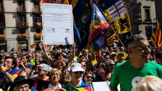 اسپانیا، کاتالونیا را تهدید کرد، مردم به خیابان‌ها ریختند/عکس