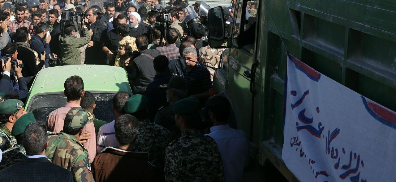 روحانی در جمع مردم زلزله زده کرمانشاه