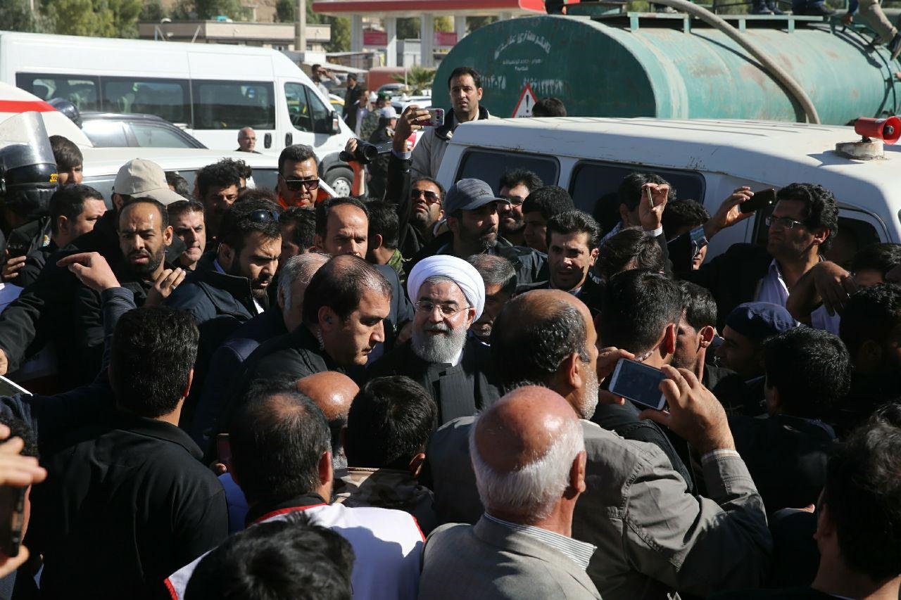 روحانی در جمع مردم زلزله زده کرمانشاه
