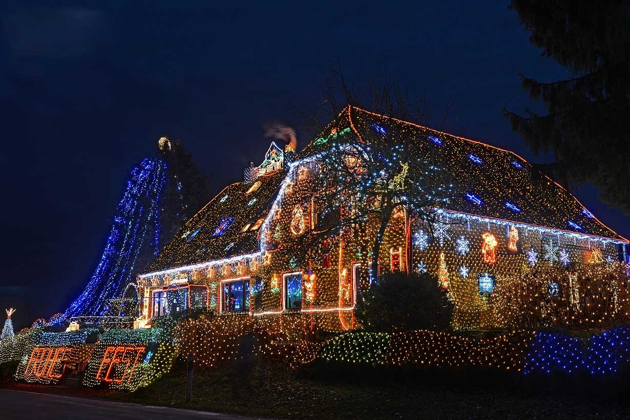 کریسمس رویایی برای بچه ها با 450 هزار لامپ ،دور خانه آقای وگت