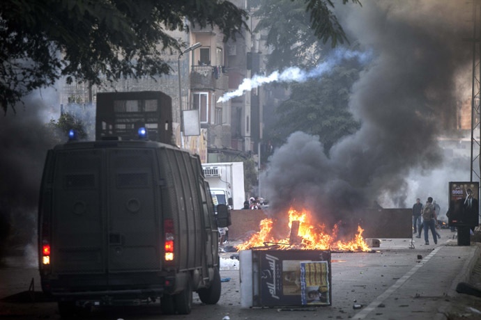تصاویری از حملۀ پلیس مصر به معترضان با گازاشک آور