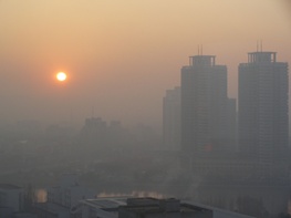 آلودگی هوا تا جمعه ادامه دارد/ برخورد جدی با صنایع آلاینده