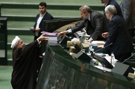 حضور کم حاشیه روحانی در مجلس/ وقتی صحن مجلس میدان تحریر می‌شود