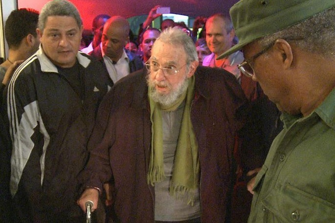 فیدل کاسترو با عصا و سمعک در انظار عمومی حاضر شد