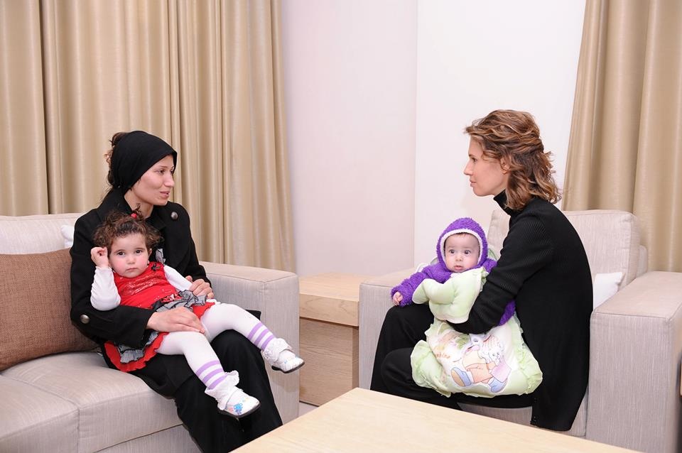 دیدار اسماء اسد با خانواده‌های کشته‌شدگان جنگ سوریه
