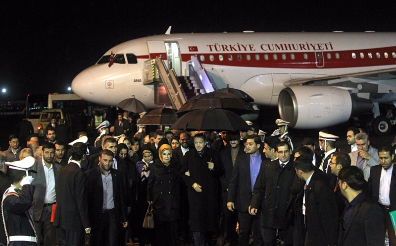 تصاویر نخست وزیر ترکیه در تهران/از ورود زیر باران تا استقبال رسمی در سعد آباد