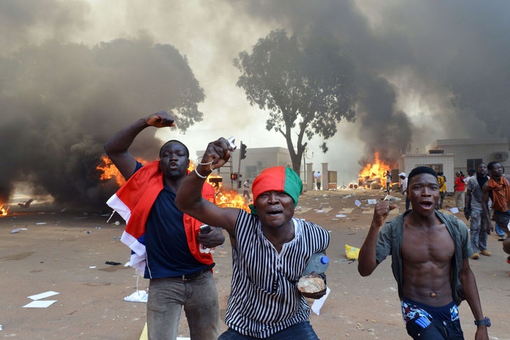 تصاویری از مجلس بورکینافاسو که به دست معترضان به آتش کشیده شد
