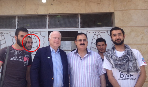 عکس مشترک سناتور جان مک‌کین با اعضای داعش